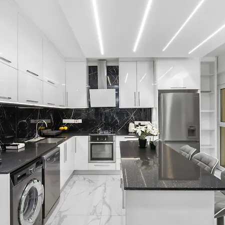 Апартаменти Family 3 Bedroom With Terrace *